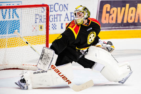 Brynäs målvakt Bernhard Starkbaum räddar skott