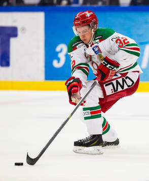 Moras Lukas Bengtsson med pucken