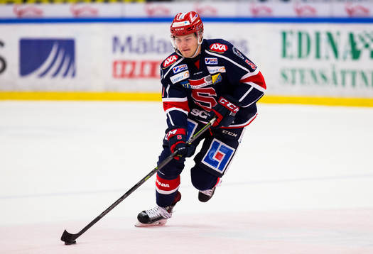 Södertäljes Robin Press med pucken