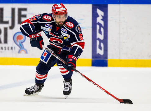 Södertäljes Mattias Beck med pucken