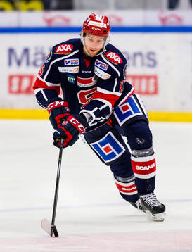Södertäljes Pär Edblom med pucken