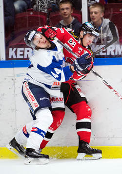 Karlskogas Oskar Carlsson och Malmö Redhawks  Henrik Hetta