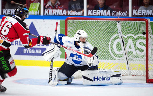 Malmö Redhawks Magnus Häggström skjuter in en puck bakom