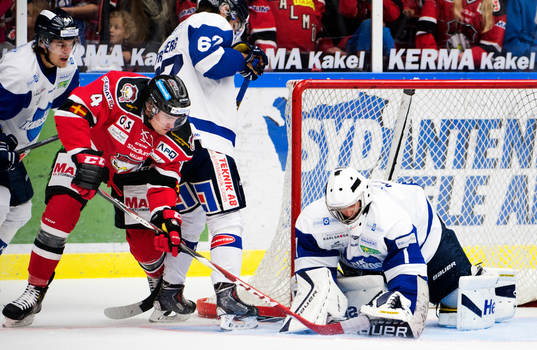 Malmö Redhawks Nils Bergström och Karlskogas målvakt