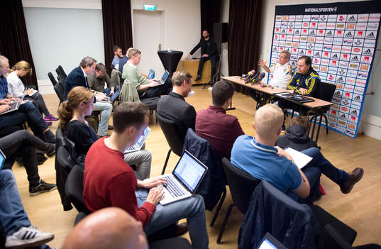 Sveriges förbundskapten Erik Hamrén framför