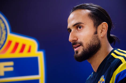Sveriges Erkan Zengin pratar med media