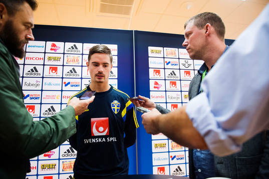 Sveriges Mikael Lustig träffar media