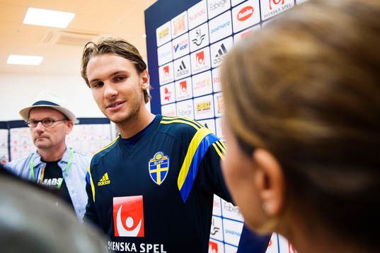 Sveriges  Albin Ekdal träffar media