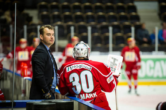 Modos Målvaktstränare Maciej Szwoch pratar med målvakt