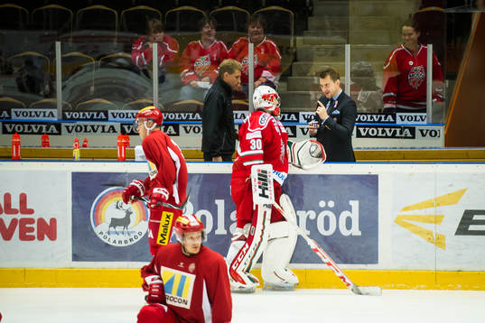 Modos Målvaktstränare Maciej Szwoch pratar med målvakt