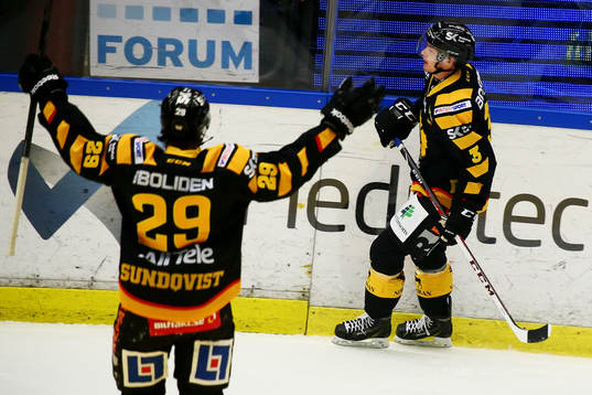 Skellefteås Niclas Burström och Oscar Sundqvist  jublar
