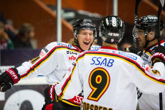 Luleås Emil Sylvegård gör 1-1 målet, Johan Forsberg