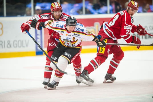 Luleås Chris Abbott håller undan för Modos Nichlas Torp