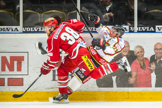 Modos Nichlas Torp tacklar ned Luleås Chris Abbott