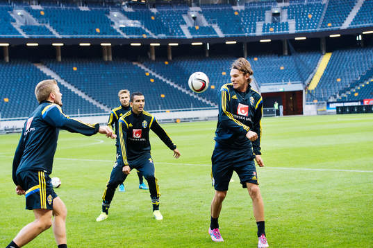 Sveriges Sebastian Larsson, Nabil Bahoui ovh Albin Ekdal