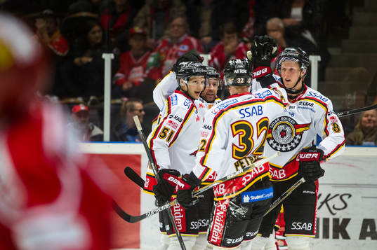 Luleås Per Ledin gör mål och gratuleras av Lennart