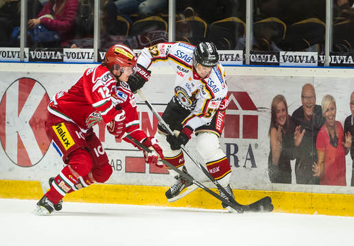 Modos Victor Olofsson kämpar mot Luleås Karl Fabricius