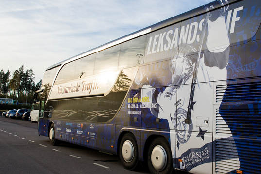 Leksands spelarbuss utanför Vida arena