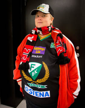 En supporter med Färjestad och Örebro kläder