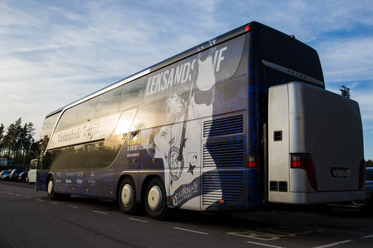 Leksands spelarbuss utanför Vida arena