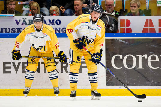 s HV71:s Patrik Carlsson Lawrence Pilut i replik av HV71:s