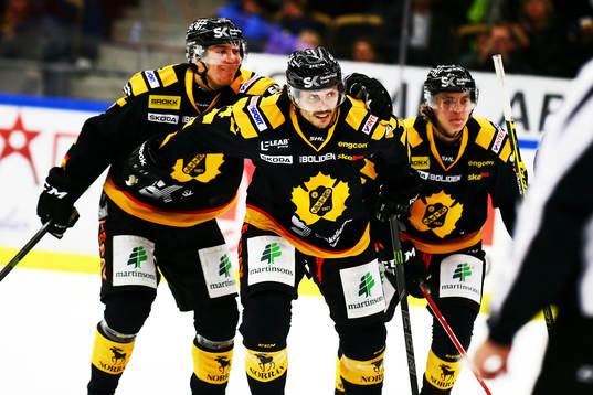 Skellefteås Daniel Widing jublar med Pär Lindholm och