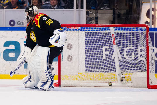 Brynäs Joel Gistedt ser pucken gå in till 2-0