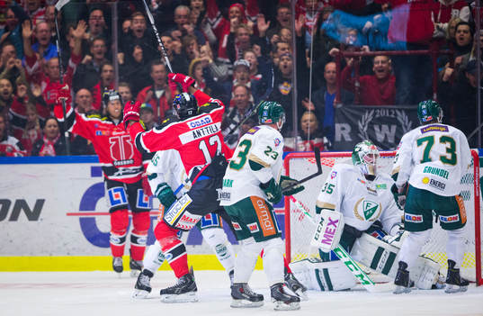 Örebros Marko Anttila gör 1-0 på Färjestads målvakt