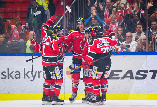Örebros Marko Anttila gör 1-0 och jublar med Jared Aulin