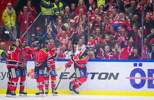 Örebros Marko Anttila gör 1-0 och jublar med Jared Aulin