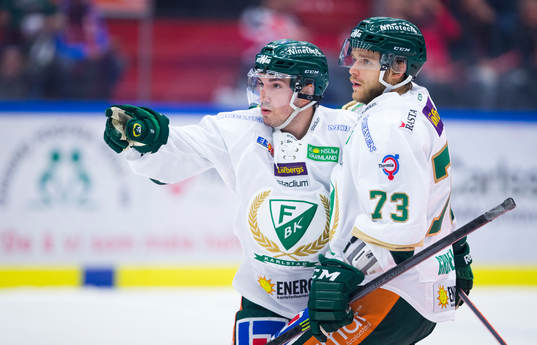 Färjestads Jakub Klepiš (ej i bild) gör 1-1 och på