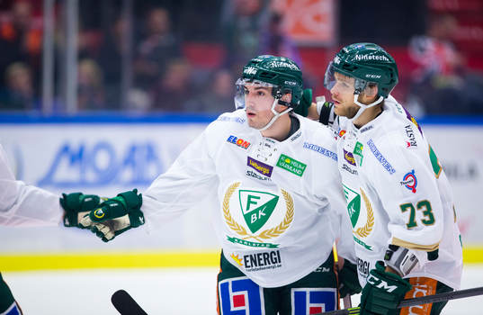 Färjestads Jakub Klepiš (ej i bild) gör 1-1 och på