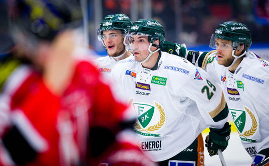 Färjestads Jakub Klepiš (ej i bild) gör 1-1 och på