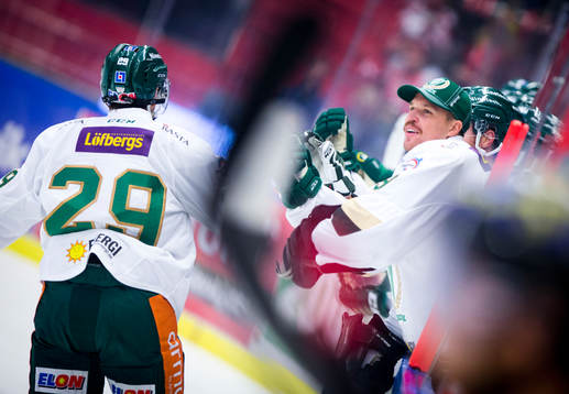 Färjestads Jakub Klepiš (ej i bild) gör 1-1 och på