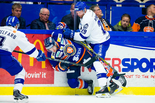 Leksands Joonas Rönnberg tacklar Växjös Robert Rosén