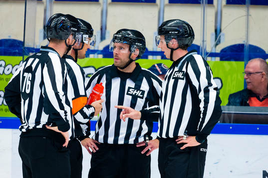 Domare Markus Linde och Domare Mikael Nord pratar