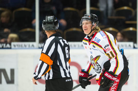 Luleås Emil Sylvegård pratar med Domare Patrik Sjöberg