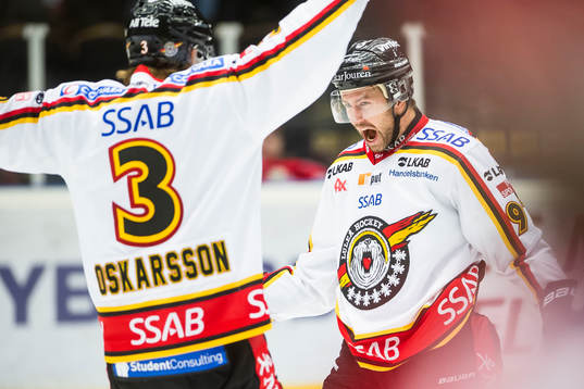 Luleås Per Ledin jublar och gratuleras av Luleås Marcus