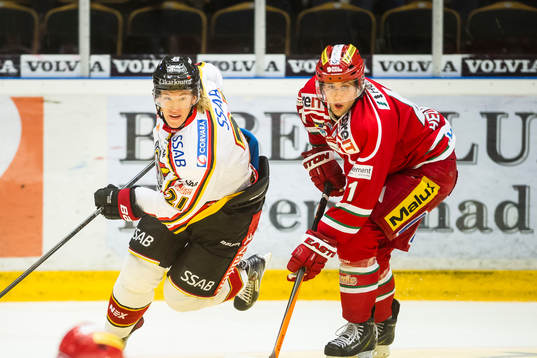 Luleås Emil Sylvegård kämpar för att hålla undan för