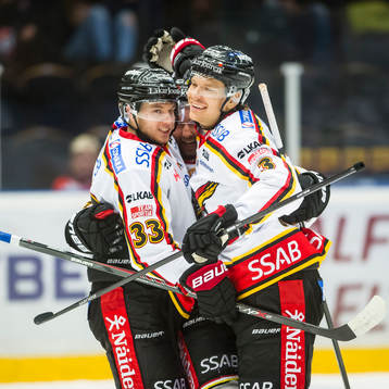 Luleås Per Ledin gör mål och gratuleras av Luleås