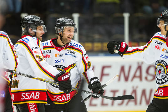 Luleås Per Ledin jublar och gratuleras av Luleås Marcus