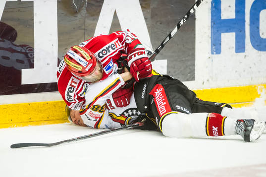Modos Nichlas Torp håller fast Luleås Lars Bryggman