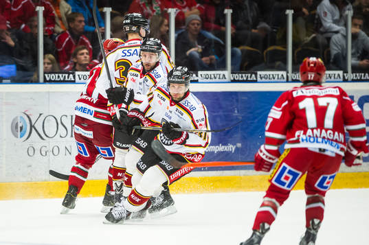 Luleås Jonathan Granström, Per Ledin och  håller Modos