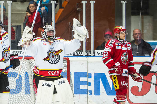 Luleås målvakt Daniel Larsson jublar och Modos Janos Hari