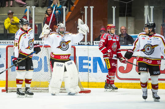 Luleås målvakt Daniel Larsson jublar och Modos Janos Hari