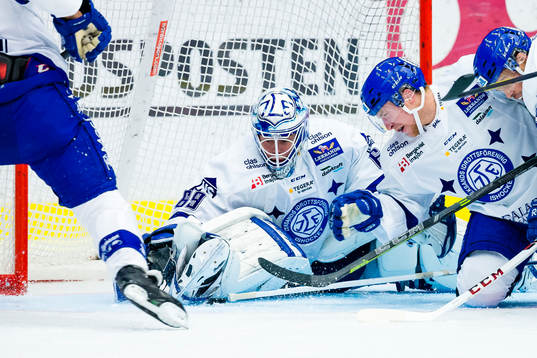 Leksands målvakt Oscar Alsenfelt  sträcker sig