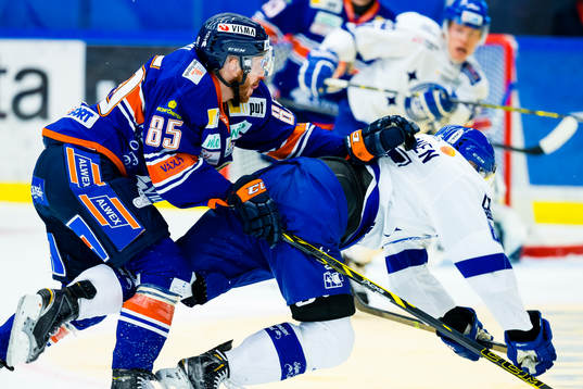 Växjös Liam Reddox trycker ner Leksands Toni Kähkönen