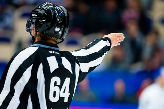 Linjedomare Andreas Malmqvist sträcker ut handen