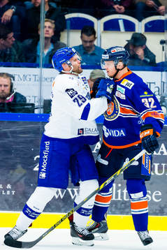 Gruff mellan Leksands Joonas Rönnberg och Växjös Nick