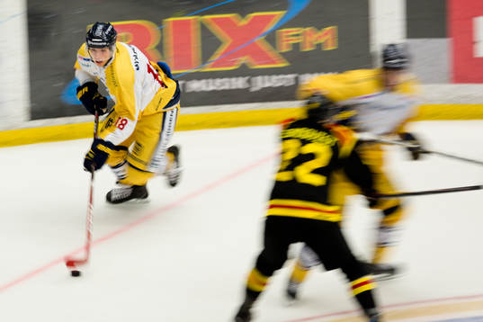 s Kevin Fiala med pucken